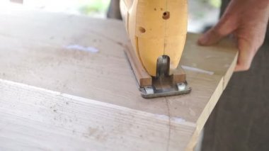 Marangoz fretsaw ile bir tahta kesme