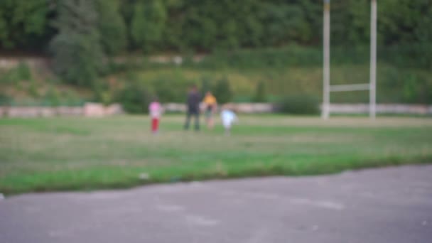 Kinder spielen im Freien mit Ball — Stockvideo