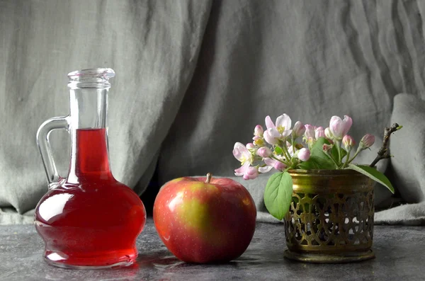 Frutos de maçã com flores — Fotografia de Stock