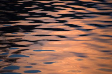Göl suyunda gün batımı ışığı