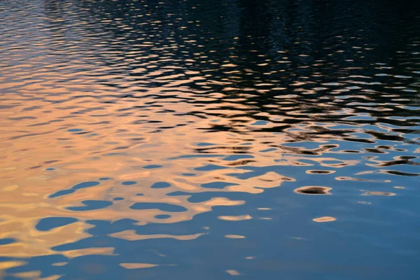 Göl Suyunda Gün Batımı Işığı — Stok fotoğraf