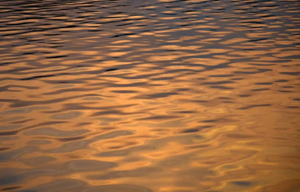 湖水上的落日 — 图库照片