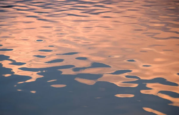 Göl suyunda gün batımı ışığı