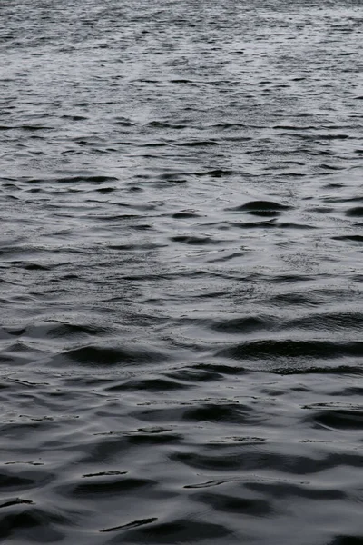 暴风雨期间湖面上的粗水 — 图库照片