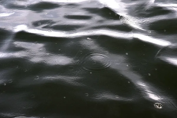 暴风雨期间湖面上的粗水 — 图库照片