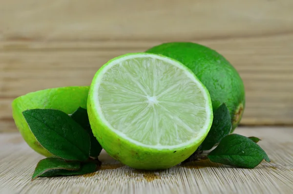 Frische Zitrusfrüchte auf dem Schreibtisch — Stockfoto