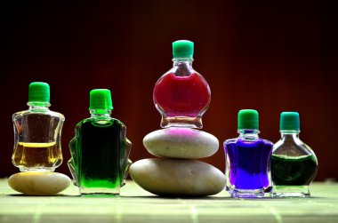 Şişe renkli aroma yağları ile