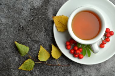 sonbahar dekorasyonları ile bitkisel çay