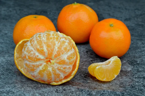 Eine frische Mandarine — Stockfoto