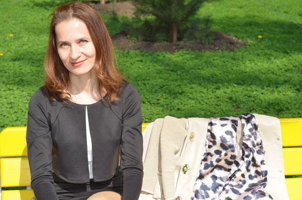 Atractiva joven disfrutando de su tiempo al aire libre en el parque — Foto de Stock