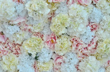 Yukarı, yapay sahte çiçek çiçek arka plan yakın