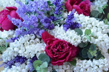 Yukarı, yapay sahte çiçek çiçek arka plan yakın