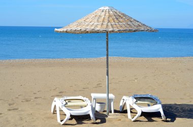 Mavi gökyüzü ile kum plaj sahil sandalye 
