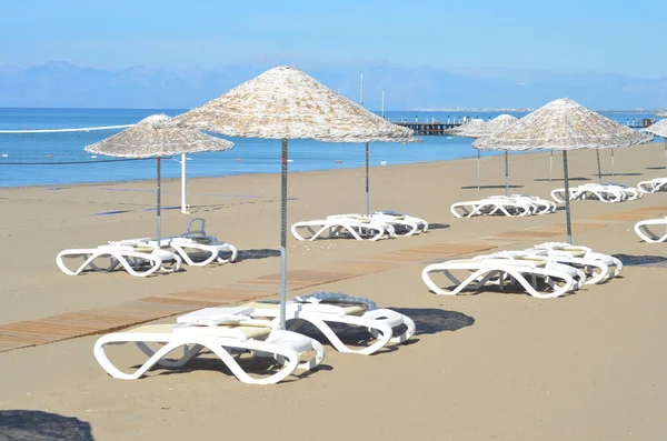 Cadeiras de praia na praia de areia com céu azul — Fotografia de Stock