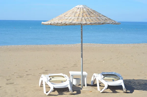 Empty sandy beach with umbrella and beach chairs — Stock Photo, Image