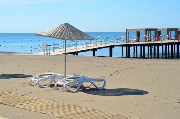 Chaises de plage sur la plage de sable avec ciel bleu — Photo