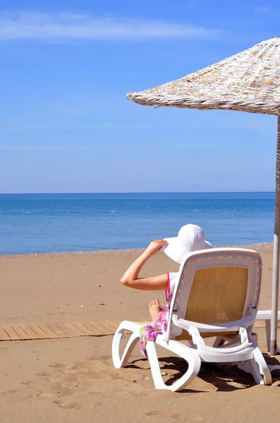 Mavi gökyüzü ile kum plaj sahil sandalye — Stok fotoğraf