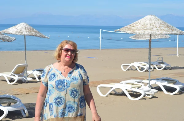 Senior vrouw in zwembroek op het strand — Stockfoto