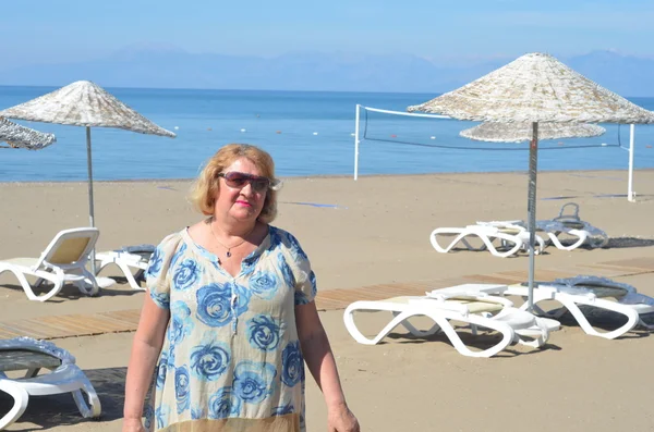 Seniorin im Badeanzug am Strand — Stockfoto