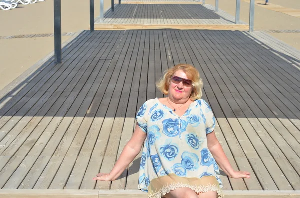 Senior vrouw in zwembroek op het strand — Stockfoto