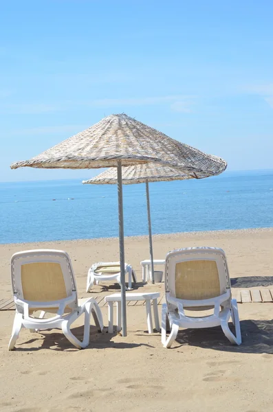 Chaises de plage et parasol sur une plage — Photo