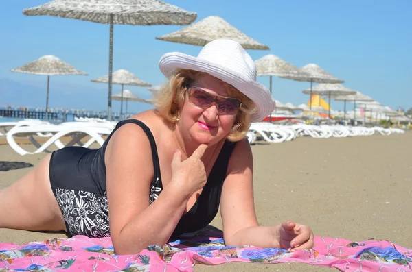 Mujer en traje de baño en una playa — Foto de Stock