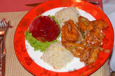 Tatlı ve ekşi tavuk, tabakta pilav.