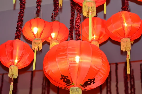 Красный китайский фонарь ночью — стоковое фото