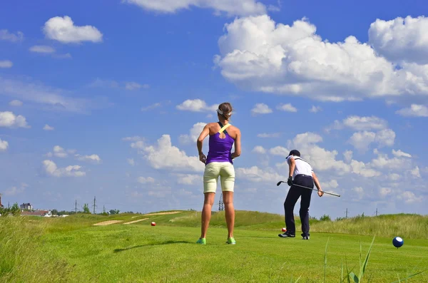 Golfista atirando uma bola de golfe — Fotografia de Stock