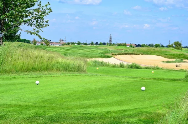 Groene golfbaan en de blauwe hemel — Stockfoto