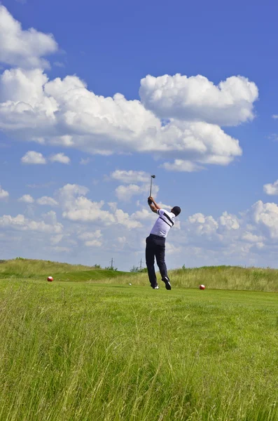 Homem jogando golfe no campo de golfe verde — Fotografia de Stock