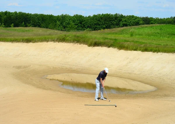 Людина грати в гольф на полі Грін гольф — стокове фото