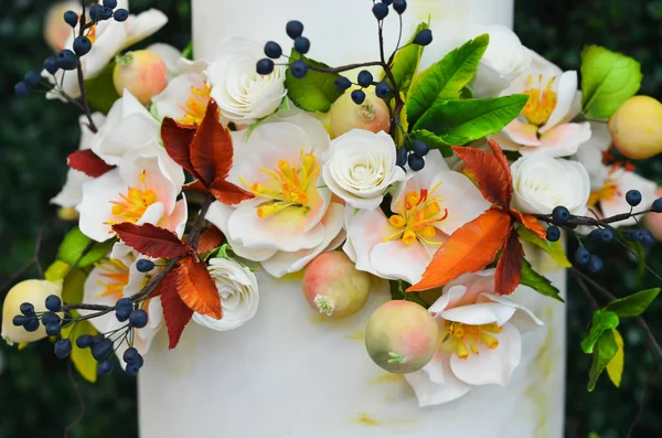 Torta nuziale bianca decorata con fiori — Foto Stock