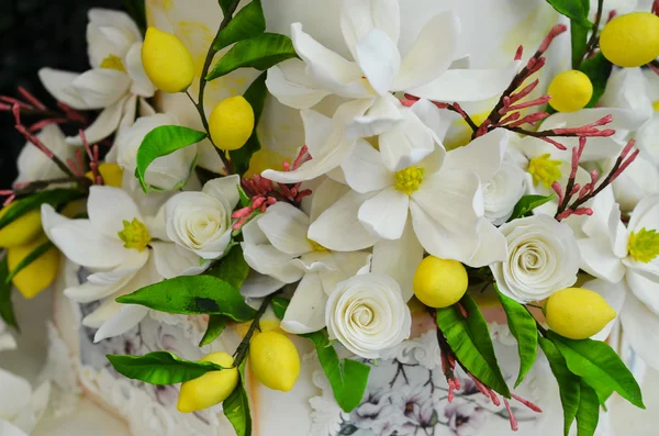 Pastel de boda blanco decorado con flores — Foto de Stock
