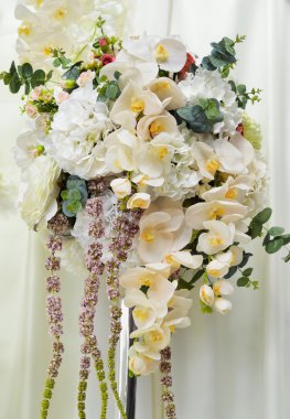 Düğün masa çiçek dekorasyonu