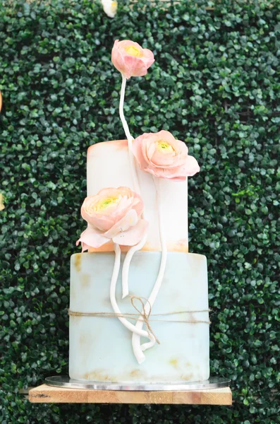 Bolo de casamento branco decorado com flores — Fotografia de Stock