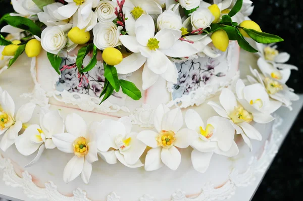 Çiçeklerle süslenmiş beyaz düğün pastası — Stok fotoğraf