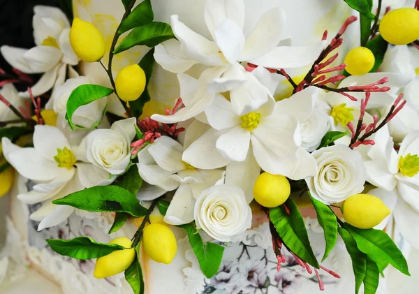 Witte bruidstaart versierd met bloemen — Stockfoto