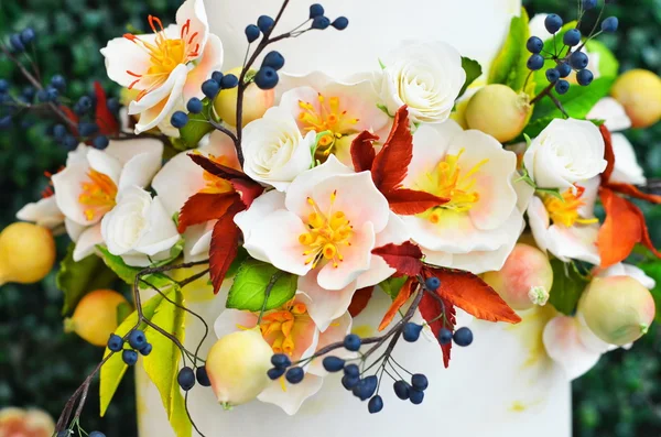 Weiße Hochzeitstorte mit Blumen dekoriert — Stockfoto