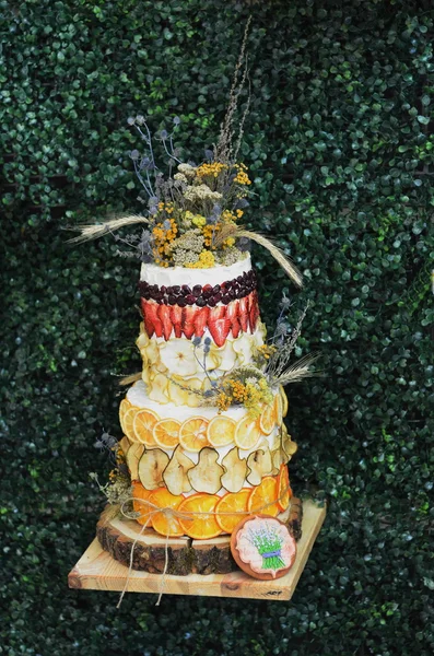 Bolo de casamento com flores e frutas — Fotografia de Stock