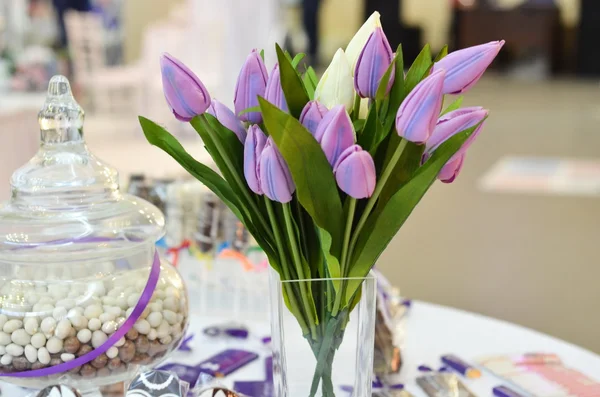 Tulipanes morados en jarrón cuadrado de vidrio — Foto de Stock