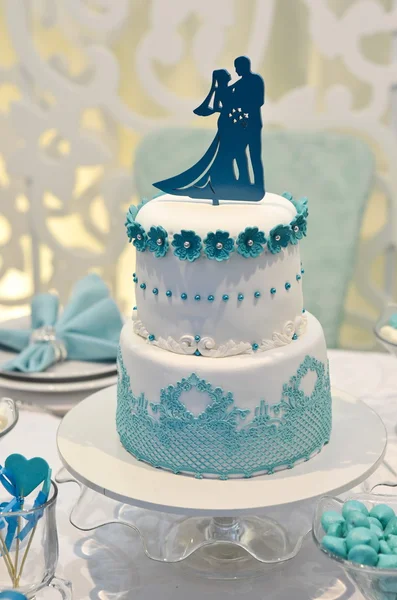 Wedding cake decorated with bride and groom — Stock Photo, Image