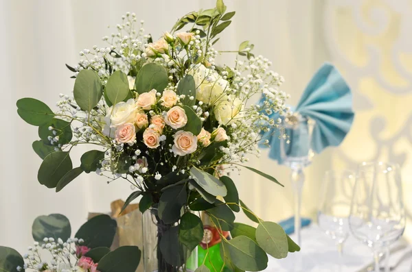 Un paquet de fleurs. Roses dans un vase . — Photo