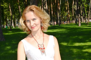 Güzel ince genç kadın