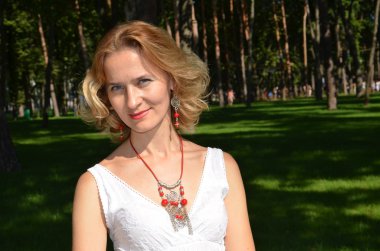 Gülümseyen genç kadın