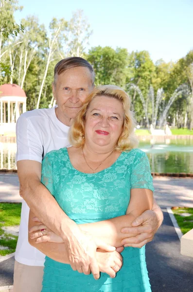 Feliz casal sênior sorrindo — Fotografia de Stock