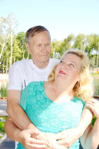 Feliz pareja mayor sonriendo — Foto de Stock