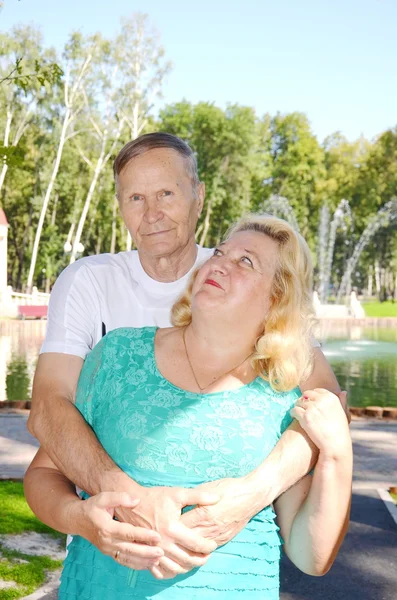 Feliz pareja mayor sonriendo — Foto de Stock