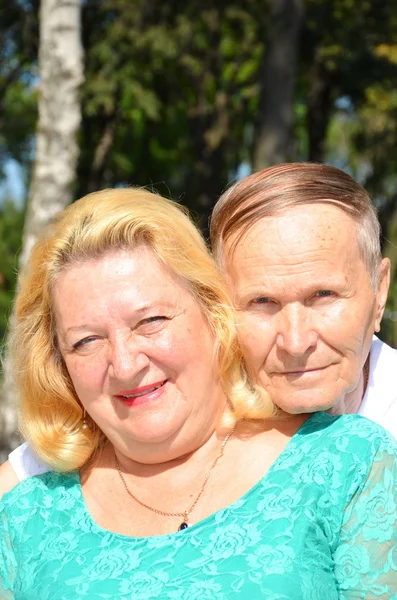 Feliz pareja de ancianos sonriendo a la cámara retrato de primer plano — Foto de Stock