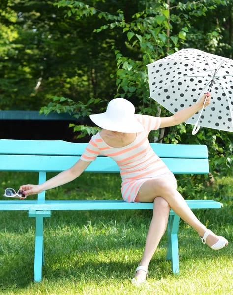 Glad ung kvinna med paraply — Stockfoto